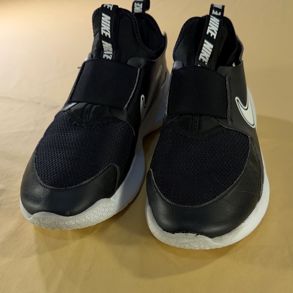 Nike flex runners 3 black and white size 7Y women’s 8 1/2 FN 1294-005